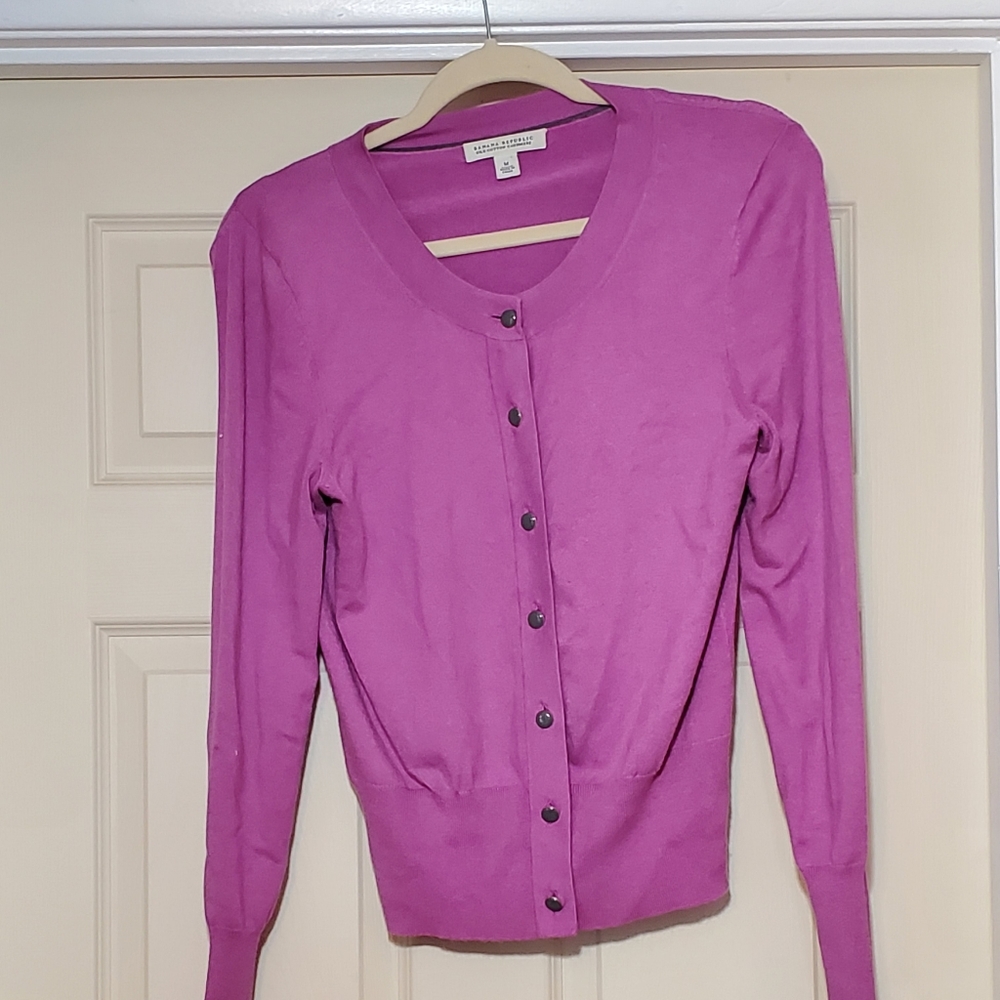 Nice and worn a few times light sweater. (114)